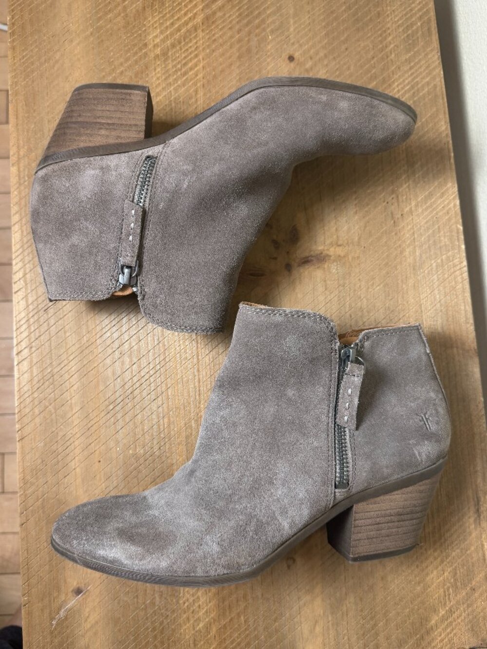 Frye Judith Zip Ankle Booties Boots Block Heel Size 8M taupe Grey Suede